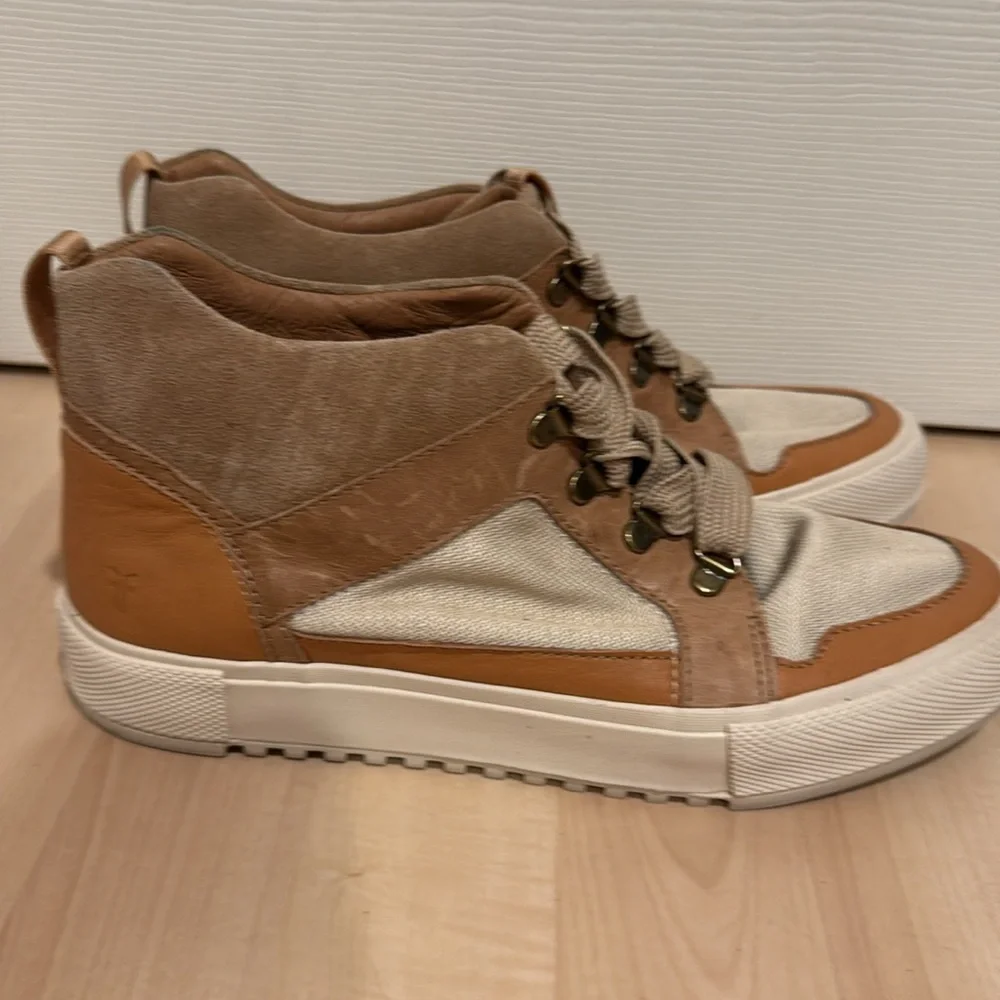 Frye Gia Lug Trail Sneaker Shoe in Beige Multi Leather And Canvas - Women’s 9 - Picture 4 of 8